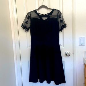 175 95 A black dress size XL (but not very big )